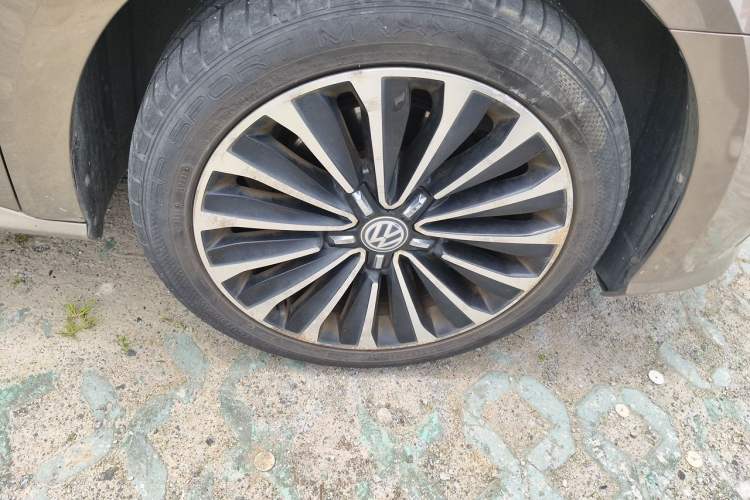 Used Volkswagen Passat 2016 330TSI DSG Prestige Edition Right Front Wheel Hub
