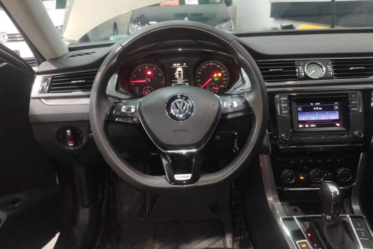 Used Volkswagen Passat 2016 330TSI DSG Luxury Edition Steering Wheel
