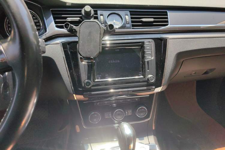 Used Volkswagen Passat 2016 330TSI DSG Prestige Edition Audio And AC Panel