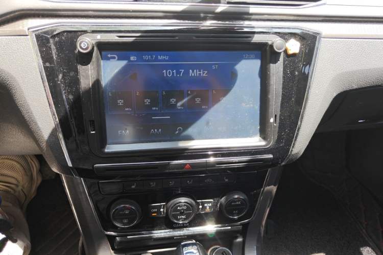 Used Volkswagen Passat 2016 330TSI DSG Luxury Edition Audio And AC Panel