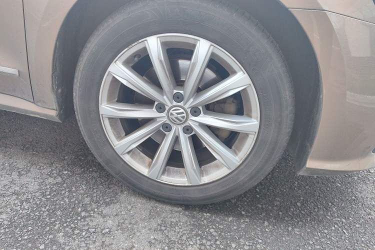 Used Volkswagen Passat 2016 280TSI DSG Prestige Edition Right Front Wheel Hub