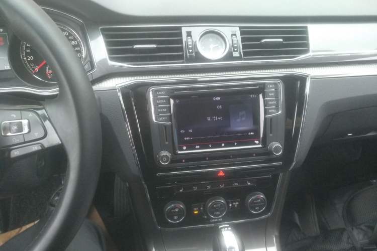 Used Volkswagen Passat 2016 330TSI DSG Prestige Edition Audio And AC Panel