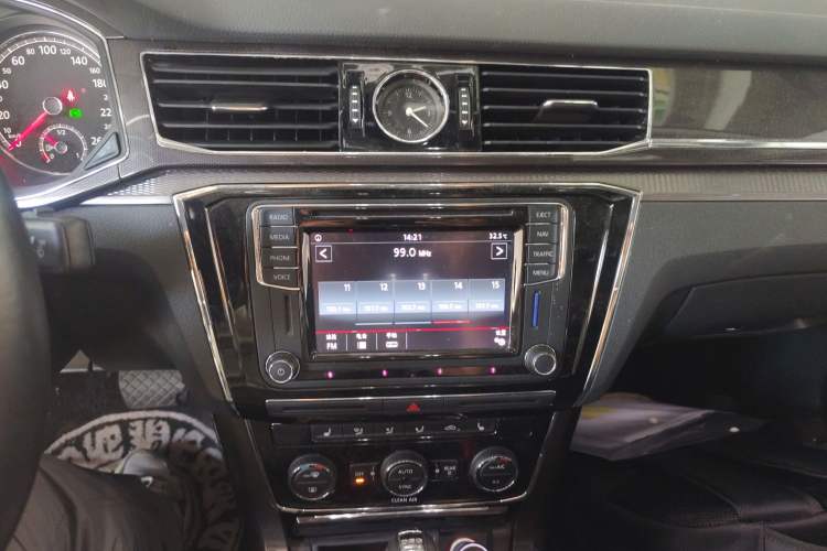 Used Volkswagen Passat 2016 330TSI DSG Prestige Edition Audio And AC Panel