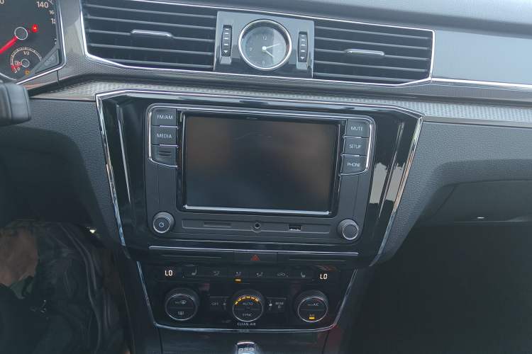 Used Volkswagen Passat 2016 330TSI DSG Prestige Edition Audio And AC Panel