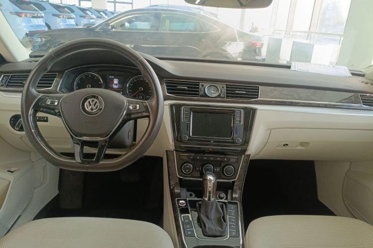 Used Volkswagen Passat 2016 380TSI DSG Ultimate Edition Center Console