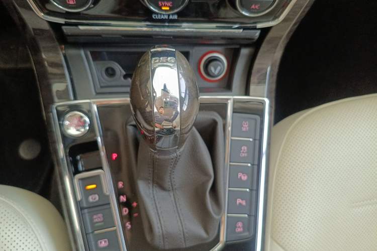 Used Volkswagen Passat 2016 380TSI DSG Ultimate Edition Gear Lever
