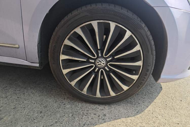 Used Volkswagen Passat 2016 330TSI DSG Prestige Edition Right Front Wheel Hub