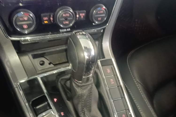 Used Volkswagen Passat 2016 330TSI DSG Luxury Edition Gear Lever