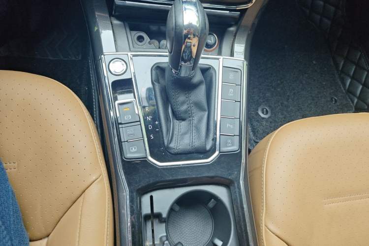 Used Volkswagen Passat 2016 330TSI DSG Prestige Edition Gear Lever