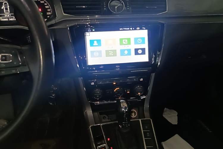 Used Volkswagen Passat 2016 330TSI DSG Luxury Edition Audio And AC Panel