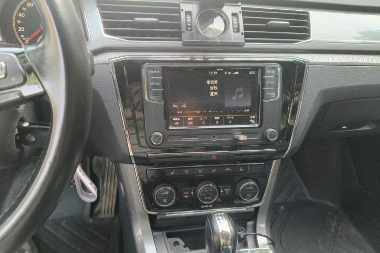Used Volkswagen Passat 2016 330TSI DSG Luxury Edition Audio And AC Panel