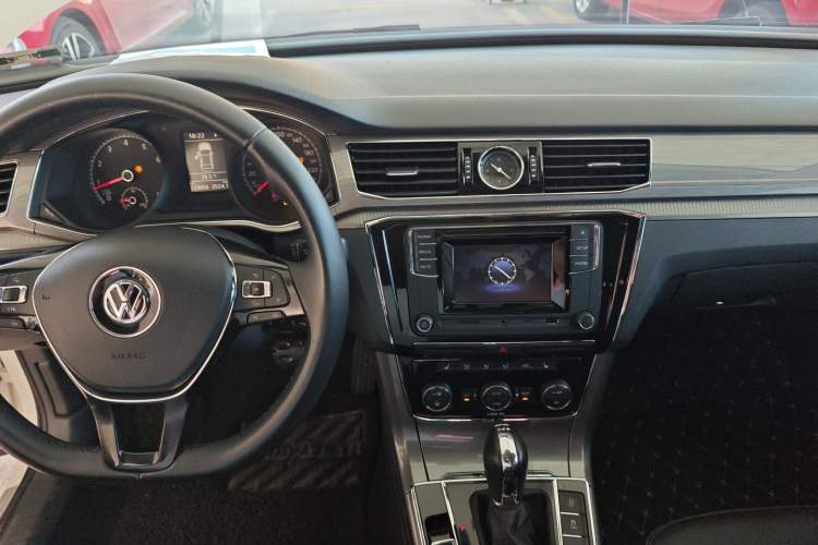 Used Volkswagen Passat 2016 330TSI DSG Luxury Edition Center Console
