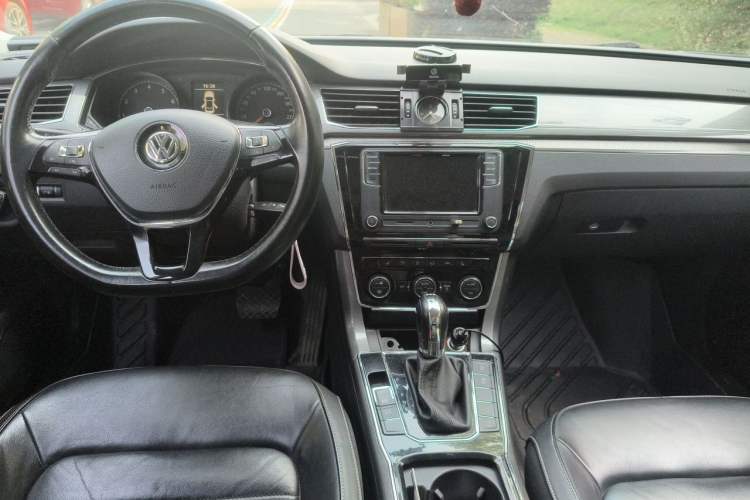 Used Volkswagen Passat 2016 330TSI DSG Luxury Edition Center Console