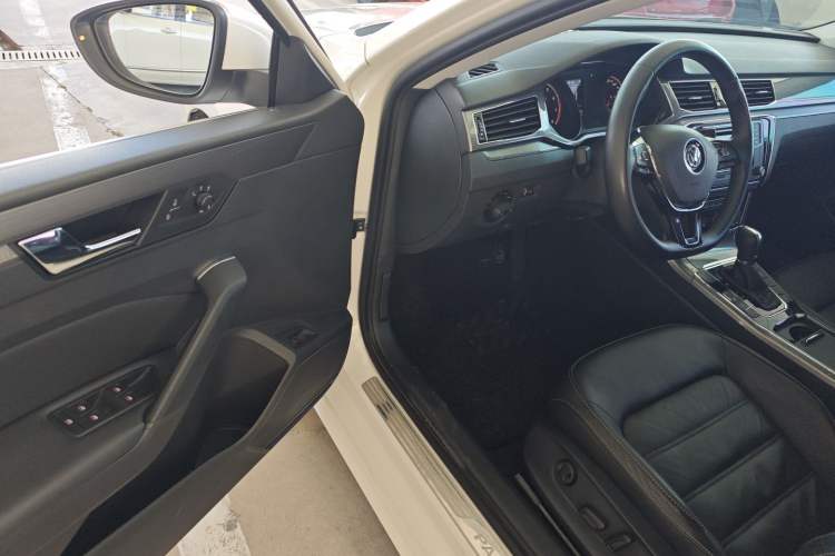 Used Volkswagen Passat 2016 330TSI DSG Luxury Edition Driver Seat