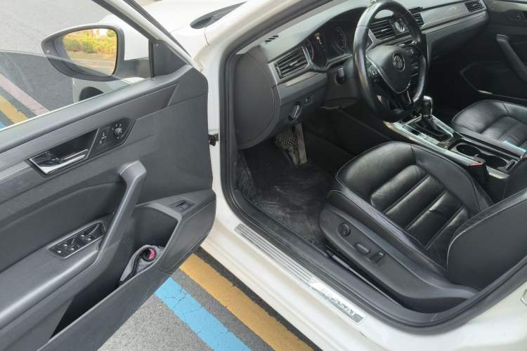 Used Volkswagen Passat 2016 330TSI DSG Luxury Edition Driver Seat