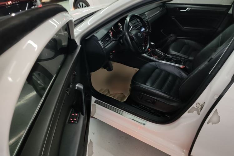 Used Volkswagen Passat 2016 330TSI DSG Luxury Edition Driver Seat