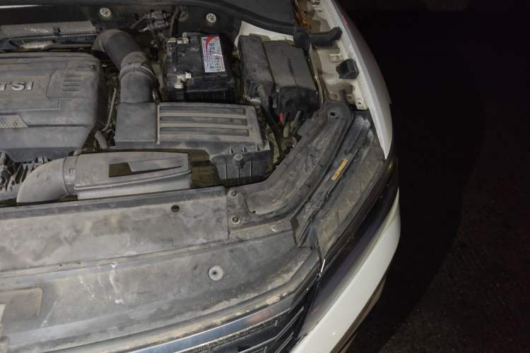 Used Volkswagen Passat 2016 330TSI DSG Luxury Edition Engine Bay Left