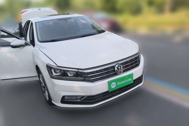 Used Volkswagen Passat 2016 330TSI DSG Luxury Edition Front Right 45 Deg