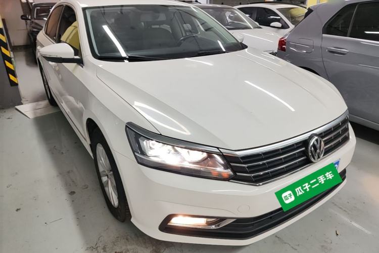 Used Volkswagen Passat 2016 330TSI DSG Luxury Edition Front Right 45 Deg