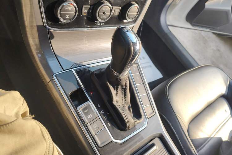 Used Volkswagen Passat 2016 330TSI DSG Luxury Edition Gear Lever