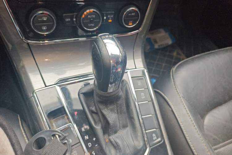 Used Volkswagen Passat 2016 330TSI DSG Luxury Edition Gear Lever