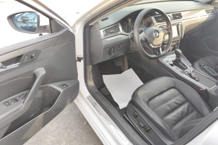 Used Volkswagen Passat 2016 330TSI DSG Luxury Edition Interior 3