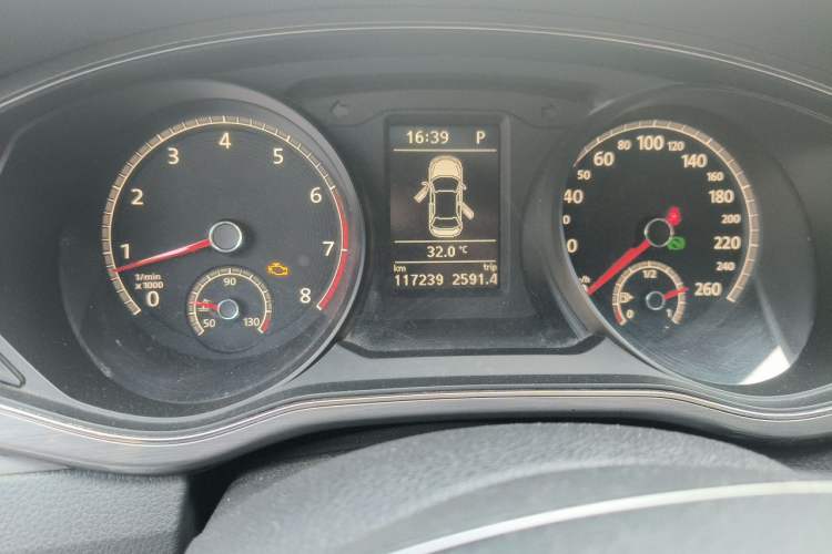 Used Volkswagen Passat 2016 330TSI DSG Luxury Edition Odometer Close Up