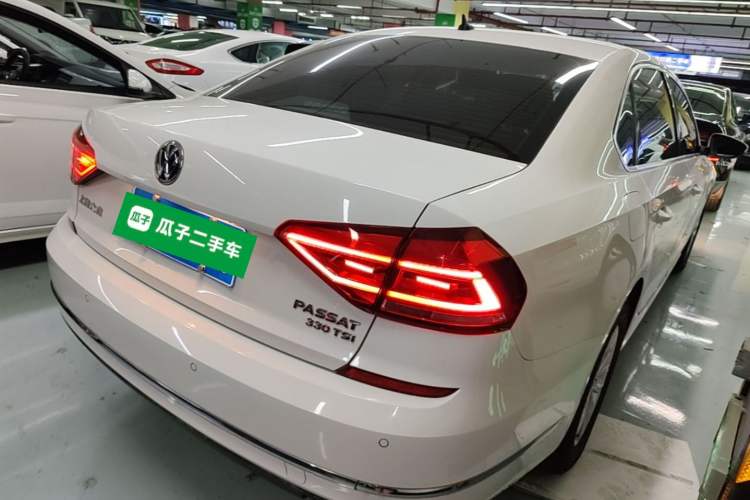 Used Volkswagen Passat 2016 330TSI DSG Luxury Edition Rear Right 45 Deg