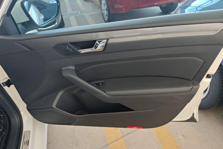 Used Volkswagen Passat 2016 330TSI DSG Luxury Edition Right Front Door Interior