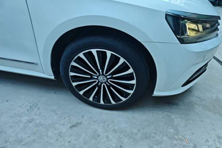 Used Volkswagen Passat 2016 330TSI DSG Prestige Edition Right Front Wheel Hub