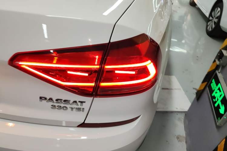 Used Volkswagen Passat 2016 330TSI DSG Luxury Edition Right Rear Taillight