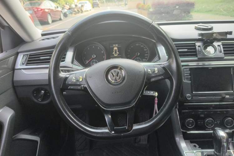 Used Volkswagen Passat 2016 330TSI DSG Luxury Edition Steering Wheel