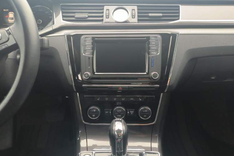 Used Volkswagen Passat 2016 330TSI DSG Prestige Edition Audio And AC Panel