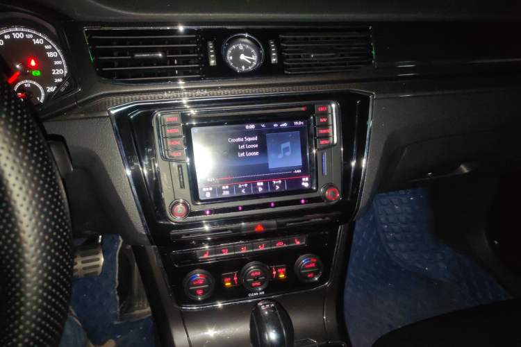 Used Volkswagen Passat 2016 330TSI DSG Prestige Edition Audio And AC Panel