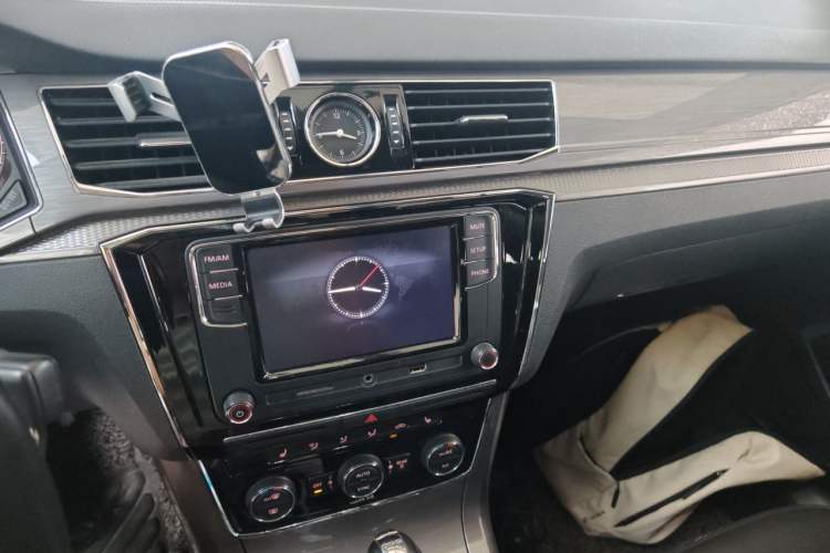 Used Volkswagen Passat 2016 330TSI DSG Luxury Edition Audio And AC Panel