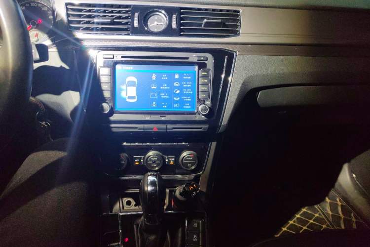Used Volkswagen Passat 2016 330TSI DSG Luxury Edition Audio And AC Panel