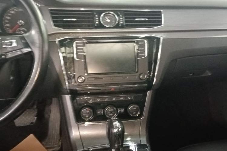 Used Volkswagen Passat 2016 330TSI DSG Luxury Edition Audio And AC Panel