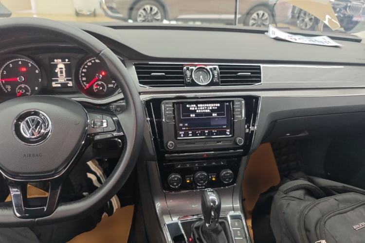 Used Volkswagen Passat 2016 330TSI DSG Luxury Edition Center Console