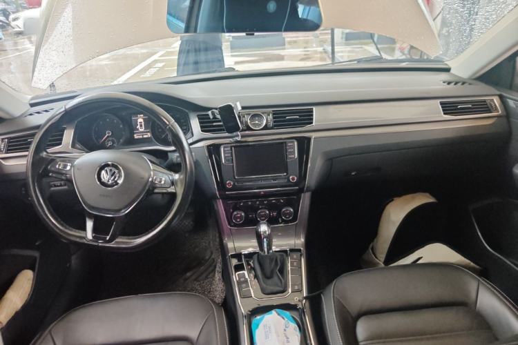 Used Volkswagen Passat 2016 330TSI DSG Luxury Edition Center Console
