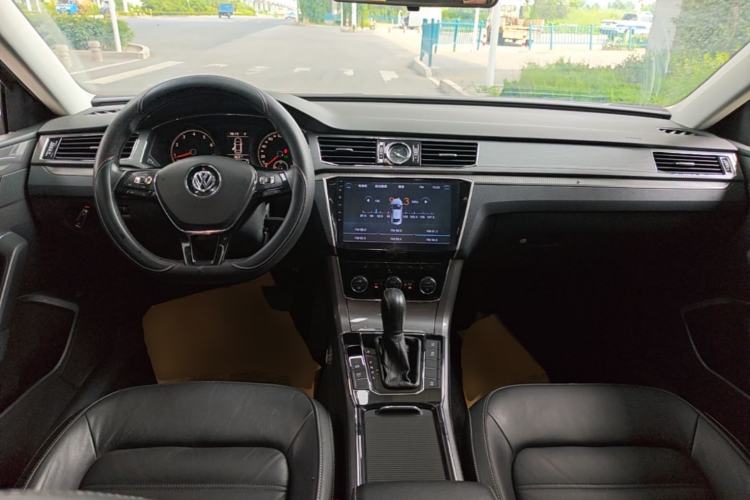 Used Volkswagen Passat 2016 330TSI DSG Luxury Edition Center Console