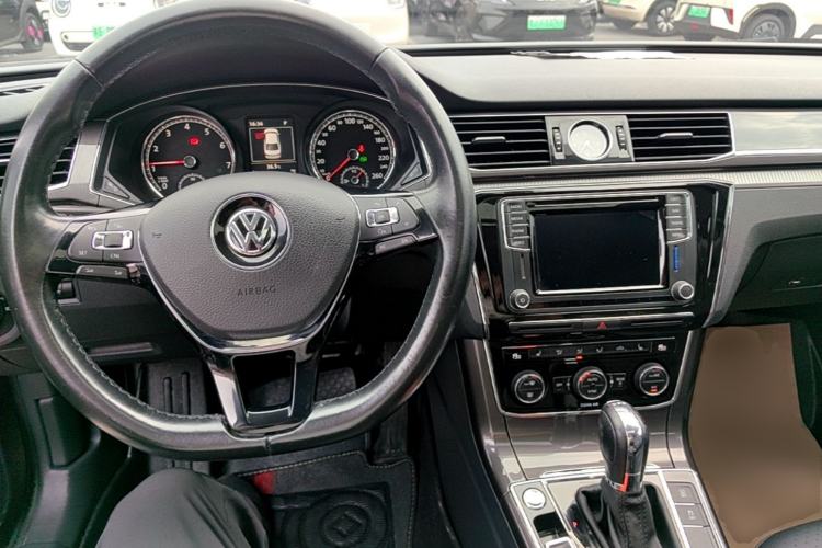 Used Volkswagen Passat 2016 330TSI DSG Prestige Edition Center Console