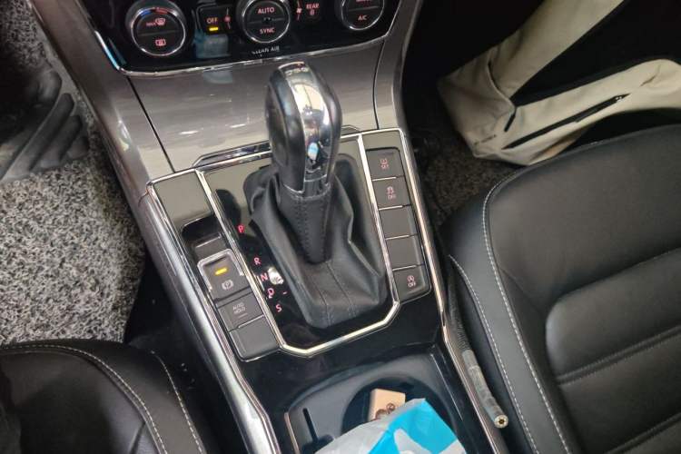 Used Volkswagen Passat 2016 330TSI DSG Luxury Edition Gear Lever
