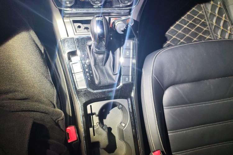 Used Volkswagen Passat 2016 330TSI DSG Luxury Edition Gear Lever