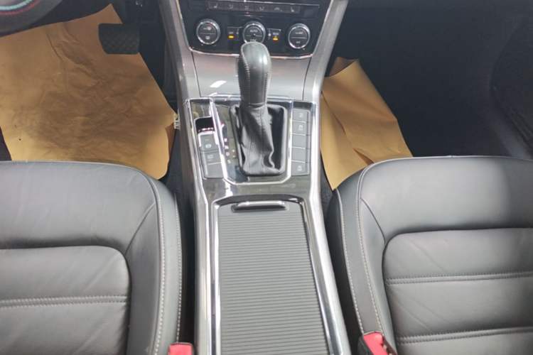 Used Volkswagen Passat 2016 330TSI DSG Luxury Edition Gear Lever