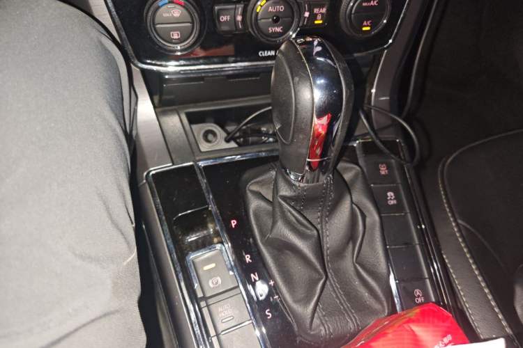 Used Volkswagen Passat 2016 330TSI DSG Luxury Edition Gear Lever