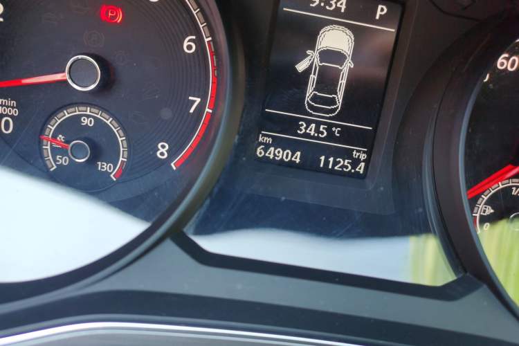 Used Volkswagen Passat 2016 330TSI DSG Luxury Edition Odometer Close Up