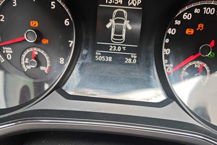 Used Volkswagen Passat 2016 330TSI DSG Luxury Edition Odometer Close Up