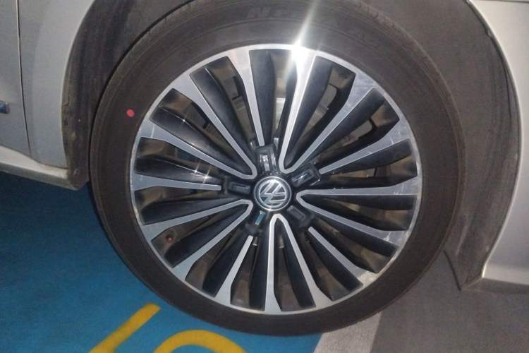Used Volkswagen Passat 2016 330TSI DSG Prestige Edition Right Front Wheel Hub
