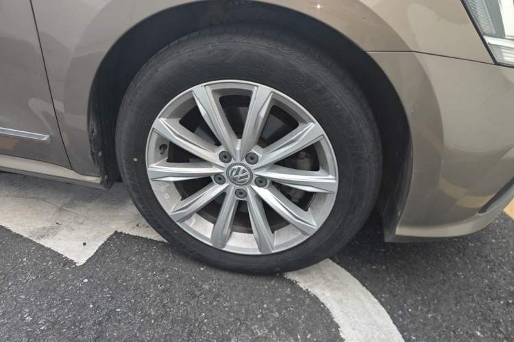 Used Volkswagen Passat 2016 330TSI DSG Prestige Edition Right Front Wheel Hub