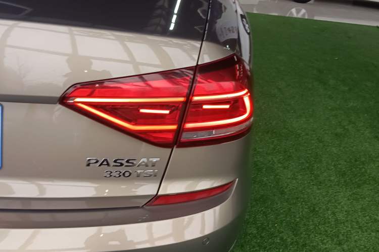 Used Volkswagen Passat 2016 330TSI DSG Luxury Edition Right Rear Taillight